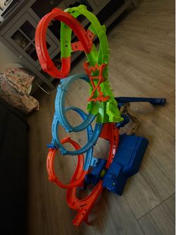 Brand new hot wheel 4 race track