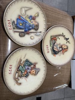 GORGEOUS SER OF 3 VINTAGE M J HUMMEL HAND PAINT PLATES BEAUTIFUL VINTAGE COLLECTION PLATES Vintage Hummel annual plate Ride into Christmas 1975 col
