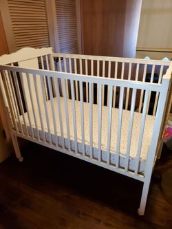 Crib and mattress/ baby crib