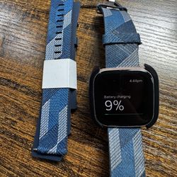 Fitbit Versa Rose Gold With Charger And Extra Strap 