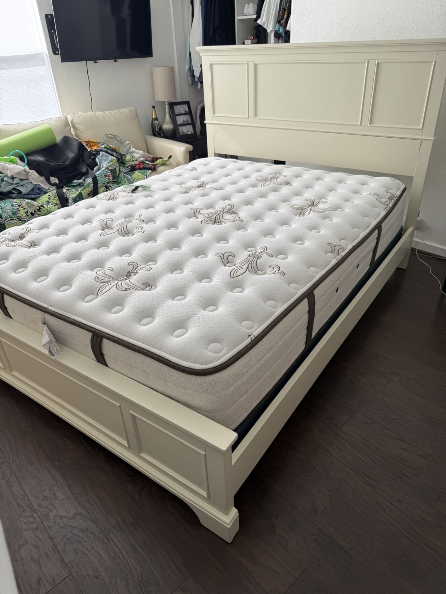 Sealy Queen Mattress Mattress, Cover Bedframe With Backboard And Footboard Box Springs