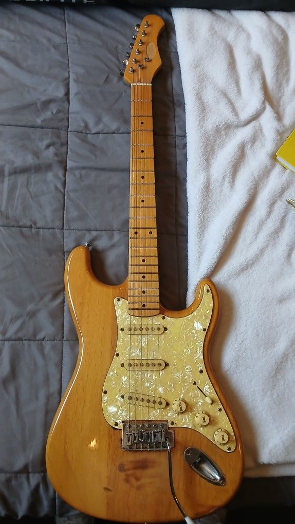 STRAT GUITAR AND CASE