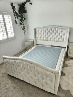 Queen size bed ￼