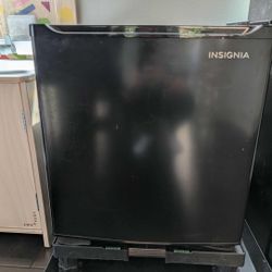 Insignia 1.7cu ft refrigerator 