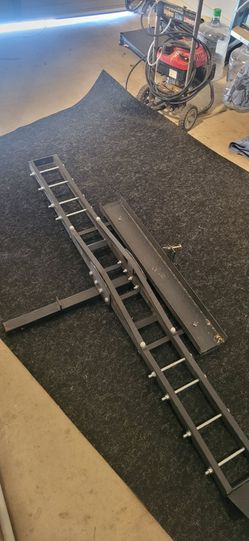 Hitch‑mounted motorcycle carrier ramp