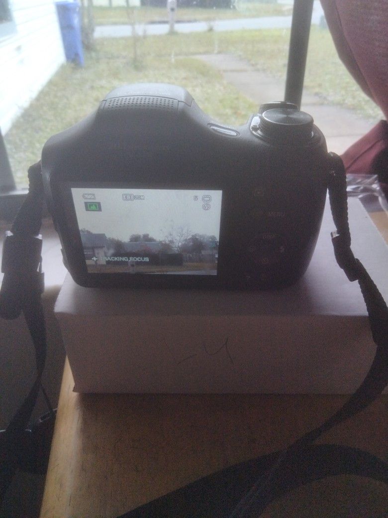 Sony Cyber-Shot DSC-H200 20MP Camera