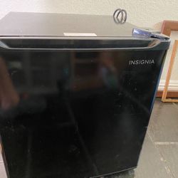 Insignia 1.7 Cu. Ft. Mini Fridge - Black 