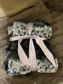  Jennifer Lopez Brand New Faux Fur Throw. 