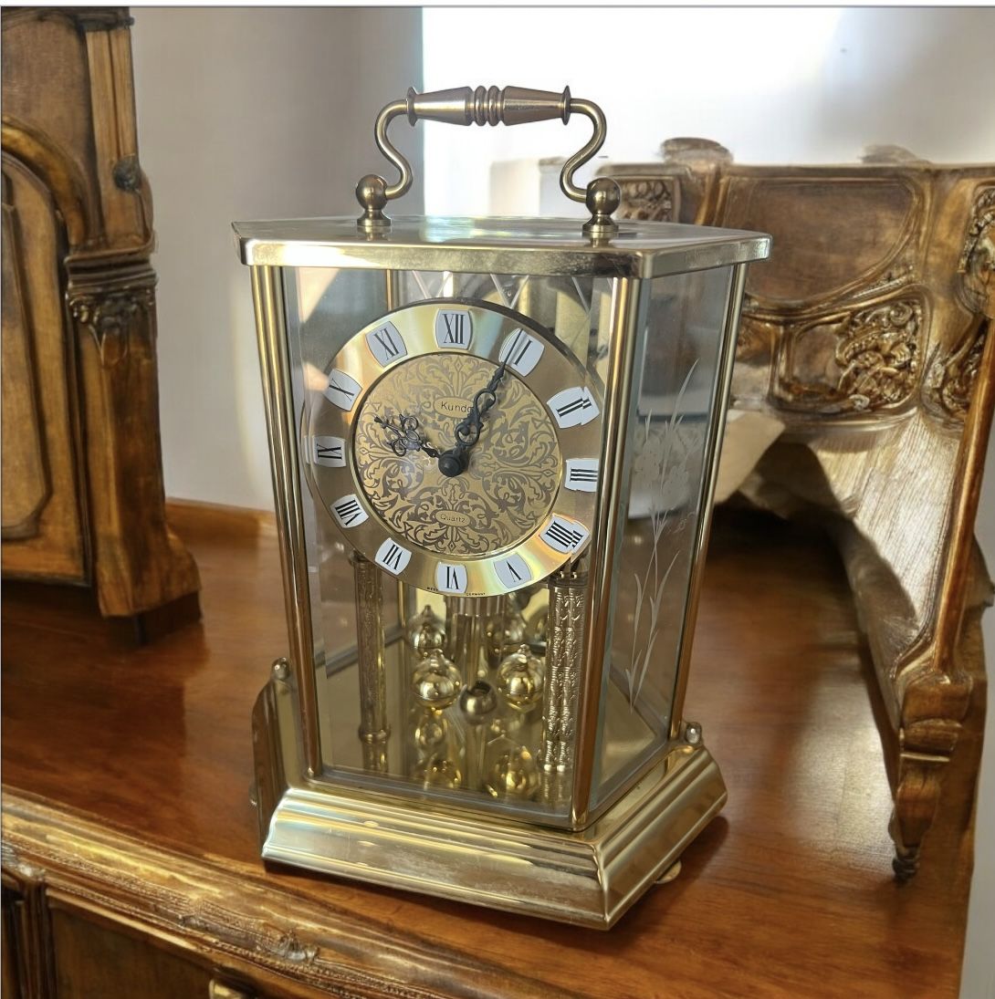 Nice Vintage Clock with Spinning Pendulum