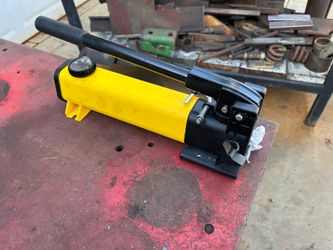 Hydraulic hand pump