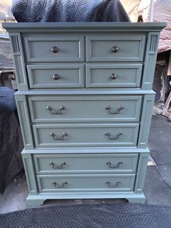 LIKE NEW QUALITY LARGE TALL SAGE WOODEN DRESSER CAN DELIVER LOCAL IF NEEDED
