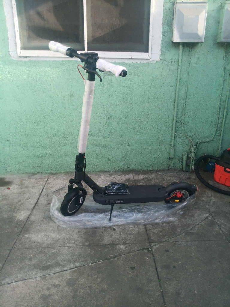 Brand New Electric Scooter Gose 21 Miles Has 3 Different Speeds Also Has Solid Tires So You Don't Get A Flat.. Scooter Electrico Va A 21 Mph Y Solidas