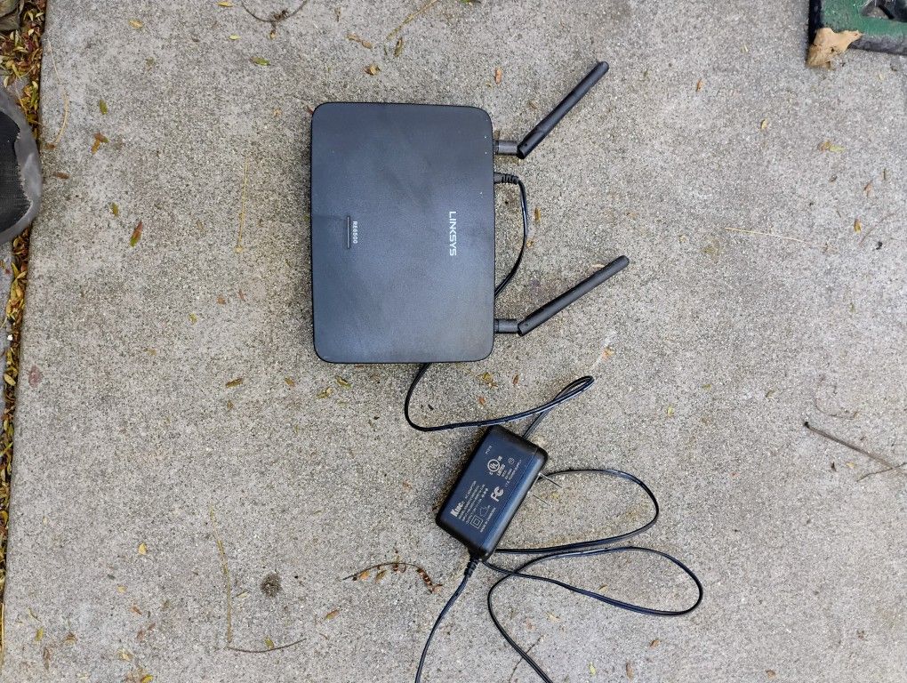 Linksys RE 5600 Dual Band WiFi Extender And Bridge