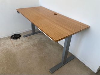 UPLIFT Electric Standing Desk