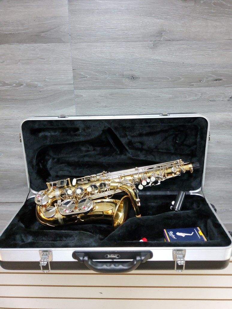 Selmer Alto Saxophone Mode, As500 With Mouthpiece And Hard Case 