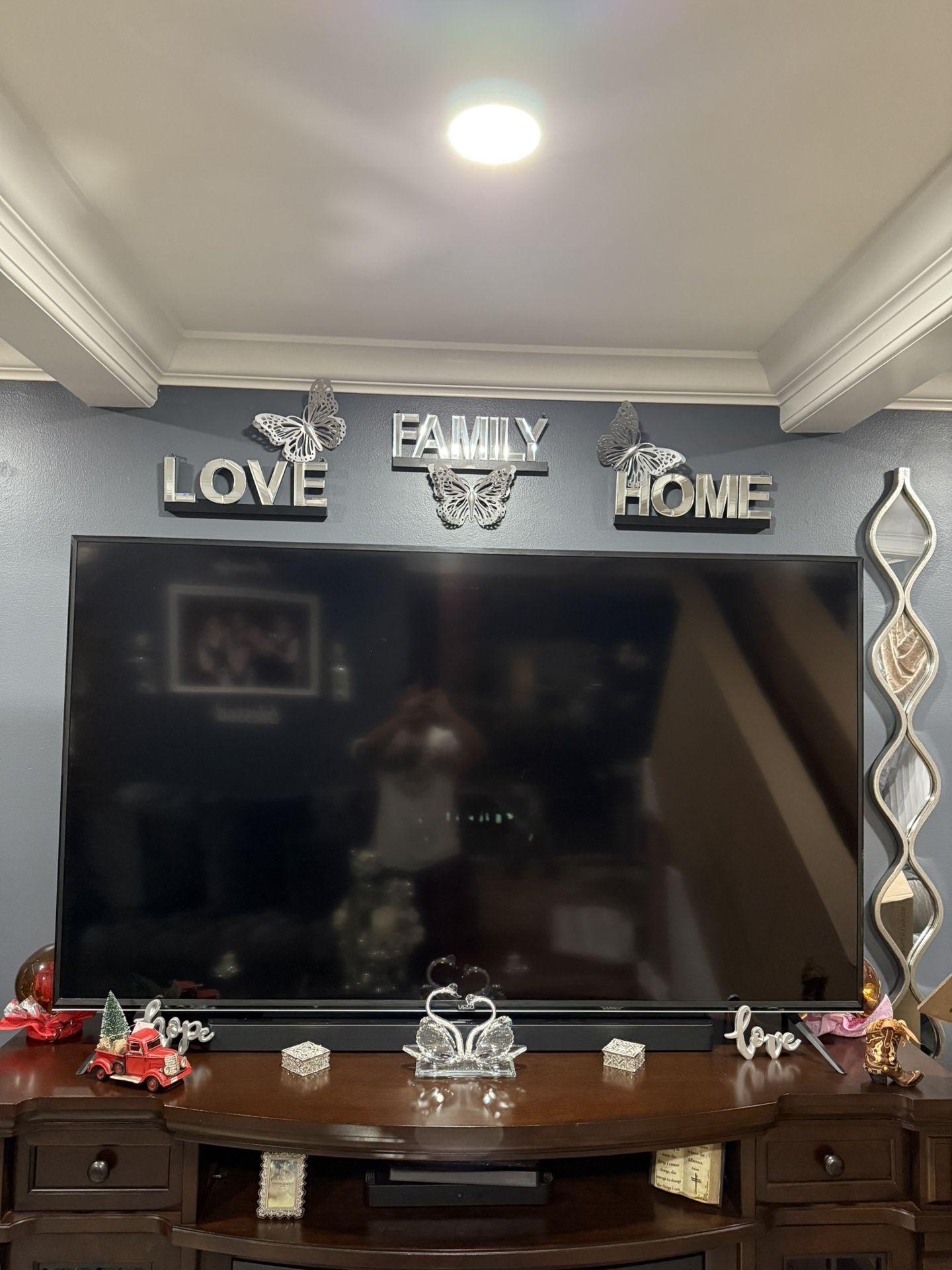 VIZIO 61’’ SMART TV 