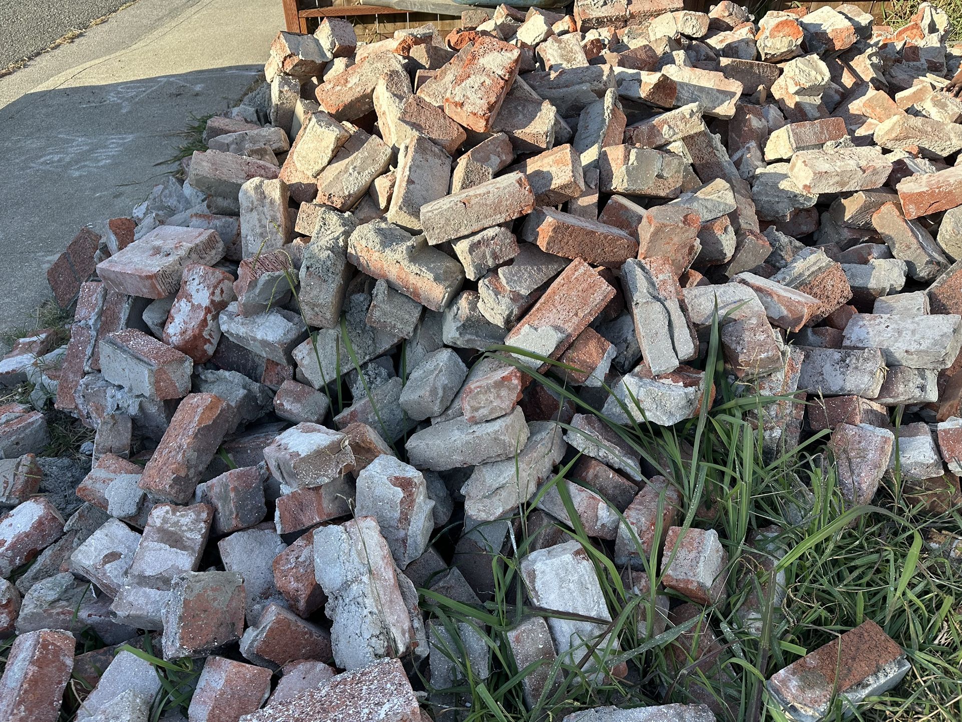 Free bricks Must GO