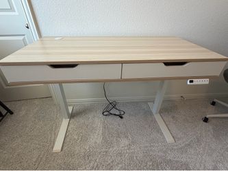 Adjustable standing desk