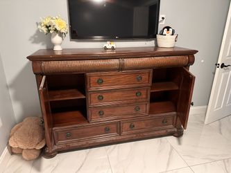 50% OFF THIS WEEK!! 5/8!!! Cindy Crawford Home Key West Tobacco Dressers  And Mirror for Sale in Spring Hill, FL