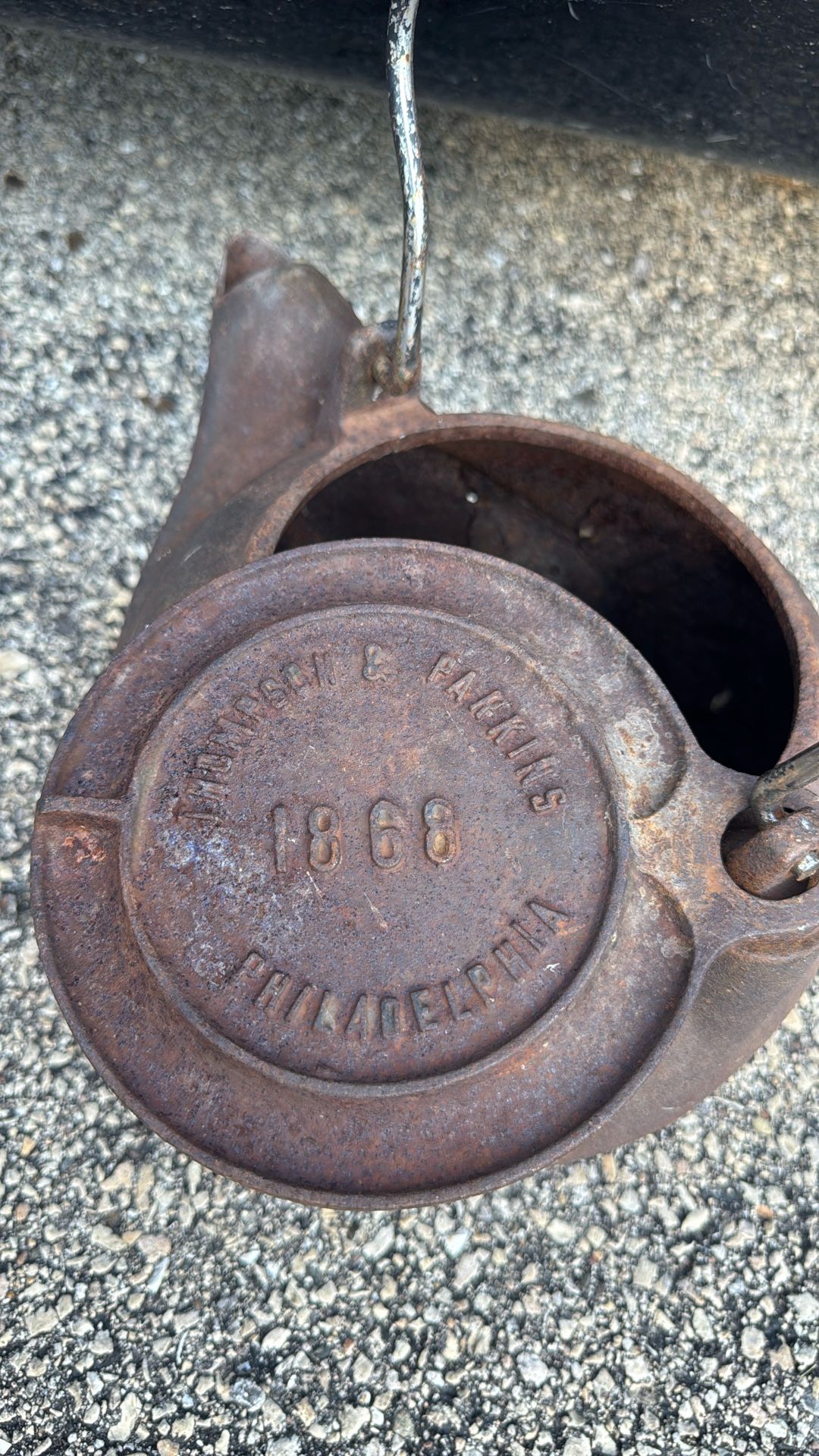 1868 Humidifier Cast Iron Pot With Swivel Lid