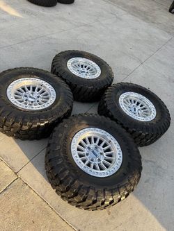 New KMC wheels 17x8.5 6x139.7 used tires 35 inch