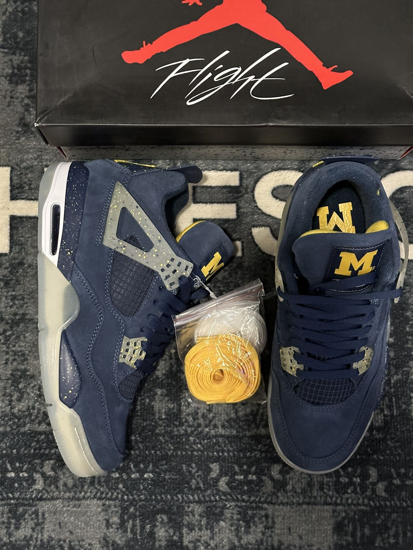 Jordan 4 Michigan size 8.5