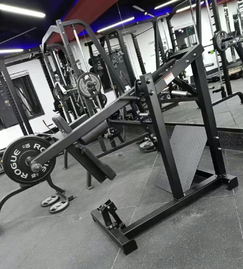 MegaMASS Pendulum Squat