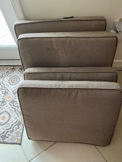 Cushions outdoor 2 sets 2-23x23 and 2- 22x20