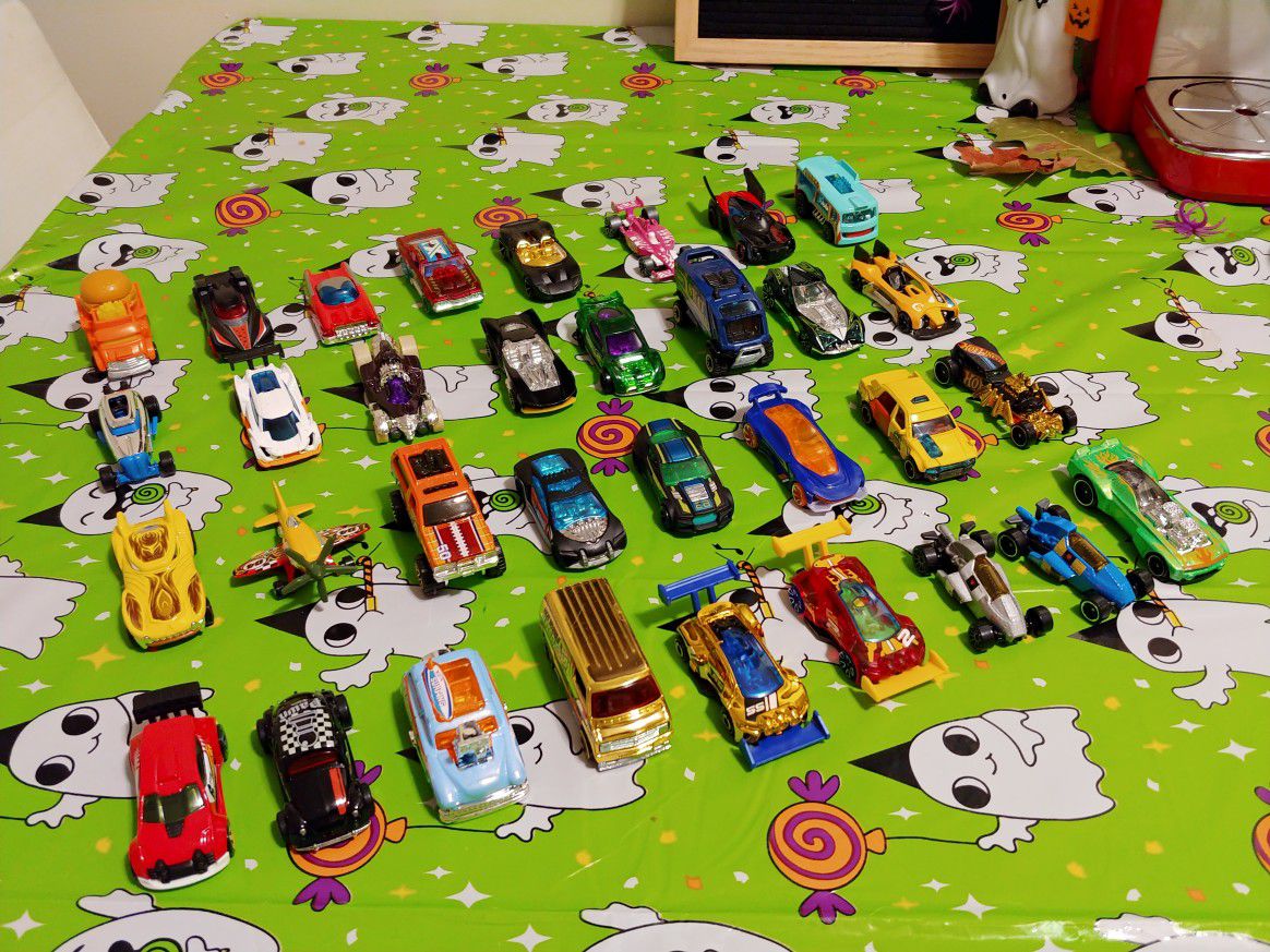 Lot of 33 mint condition Hot Wheels