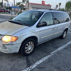 2005 Chrysler Town & Country