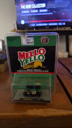M2 Mellow Yellow 1:64 1960 Volkswagen Delivery Van with Board 32500-A14-P8