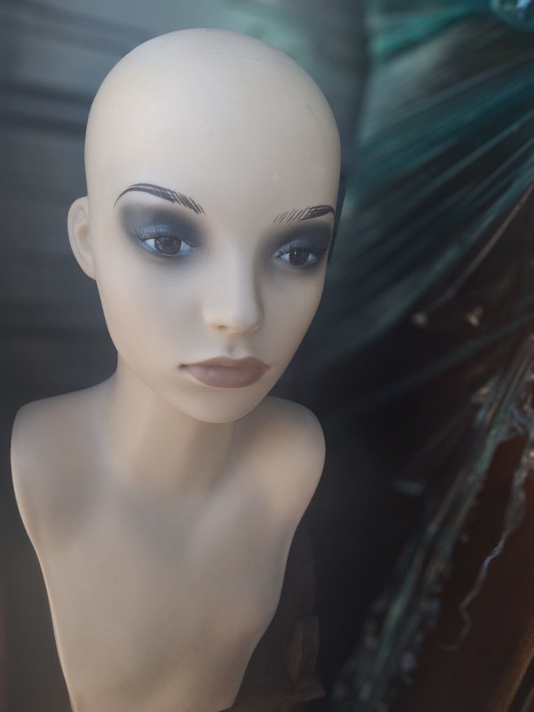 Very Good Quality Mannequin Head , Neck And Chest For Wig , Hat, Scarf And Jewelry Didplay And Sales.