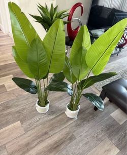 Pretty artificial plant 48 inches set of 2 ! Brand New
