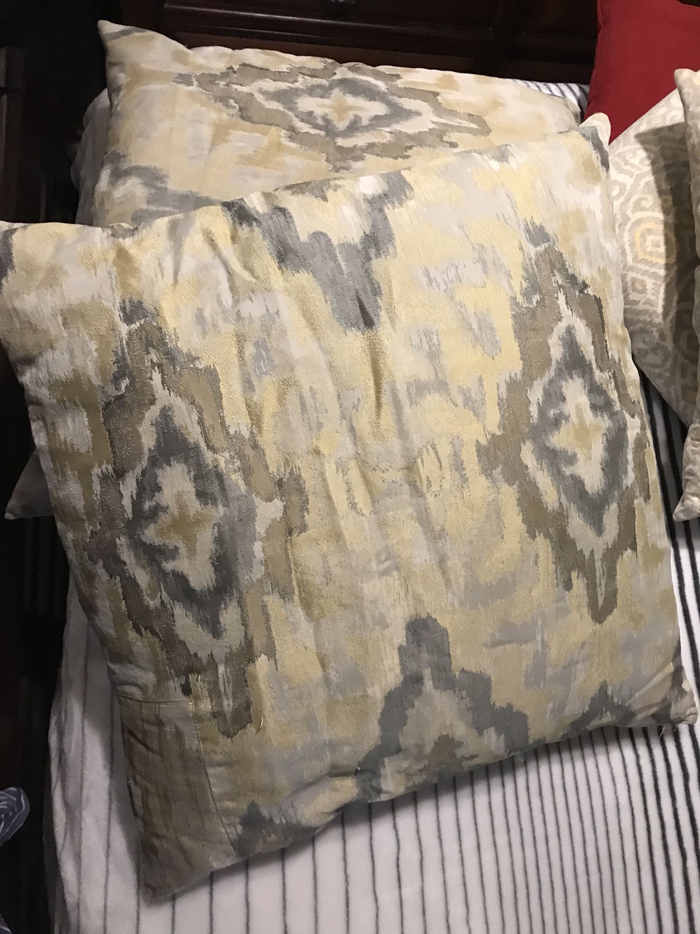 Throw / decorative pillows