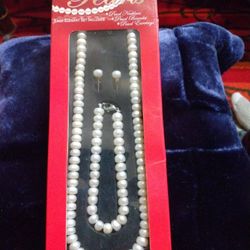 AUTHENTIC FRESHWATER WHITE PEARL NECKLACE, EARRING AND BRACELET SET NEW IN BOX 