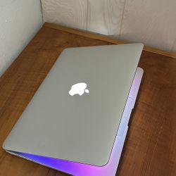 Apple MacBook Pro 13” Retina I5/8GB/256GB SSD $180