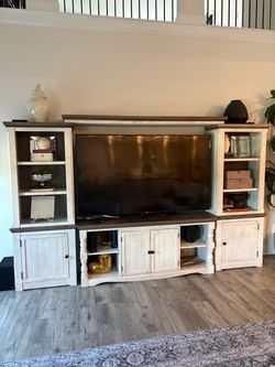 Entertainment center