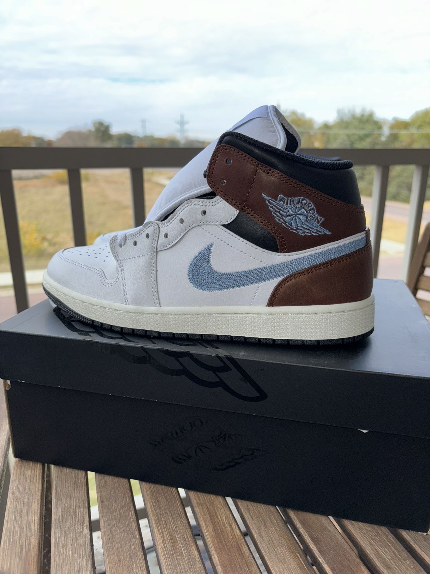 Jordan 1 Mid Mocha Brown University Blue. Size 9.5