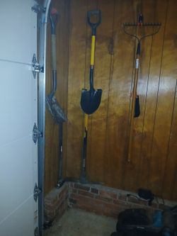 Shovels, spades, rake, hoe, snowshovel.