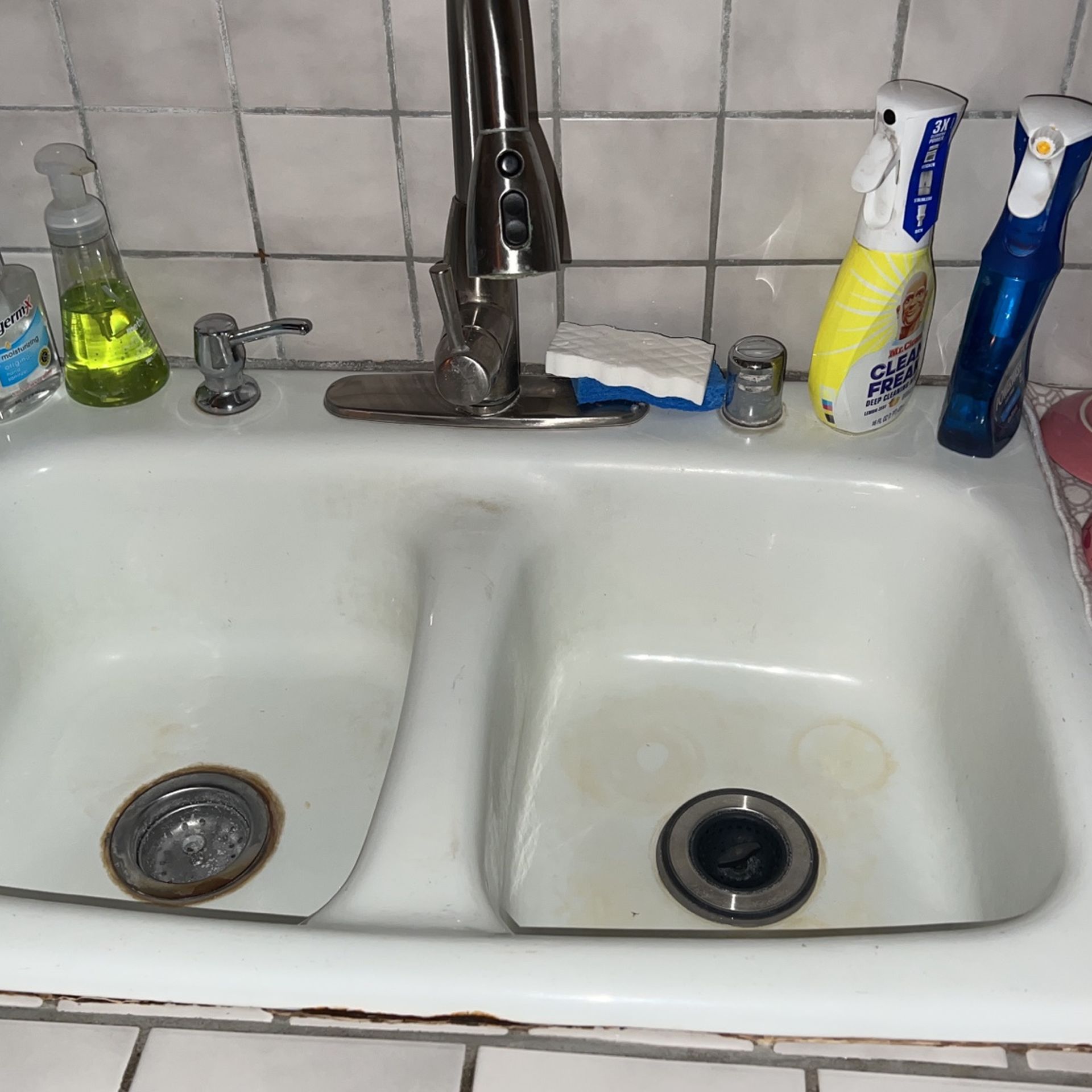 White Farm House Sink Double Basin  Make Reasonable Offer And It’s Yours! Also Have The Garbage Disposal For It Separate Offer For That, Works Great! 