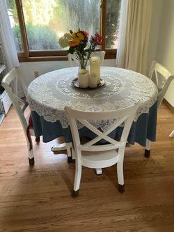 Beautiful White Dining Table + 6 Chairs – Expandable – Moving Sale!