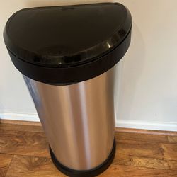 Trash can 