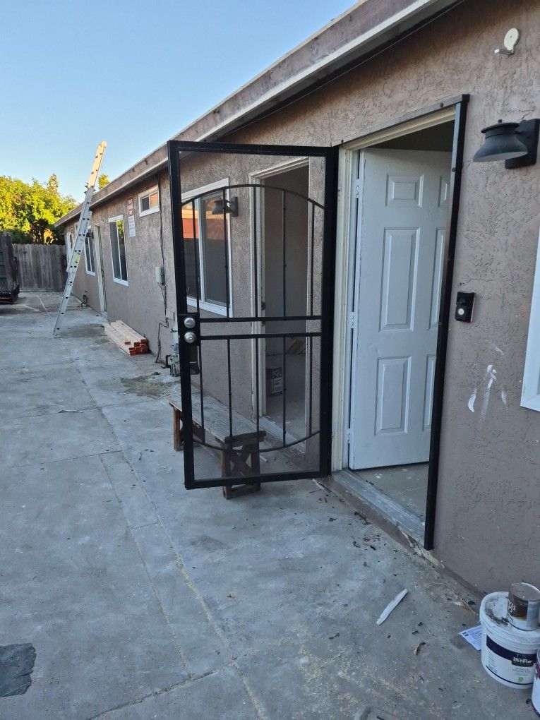 Cuatro Pueertas De Proteccion De Metal E