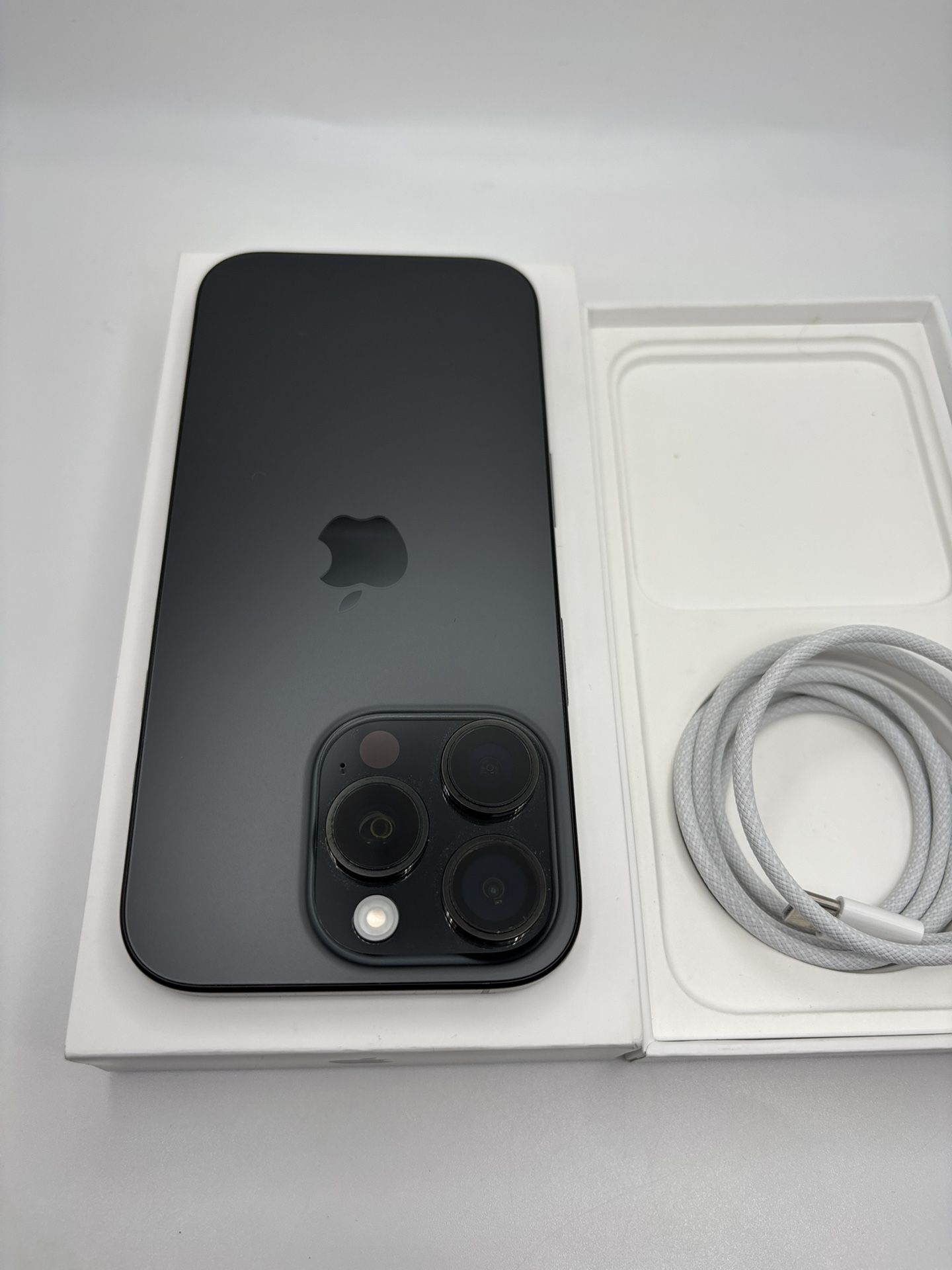 READ THE DESCRIPTION, 2 month old Black iPhone 16 pro 512gb unlocked for International/over sea’s use ONLY Battery health 100% Has apple warranty till