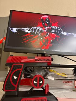 GAMEROOM Deadpool gun decor