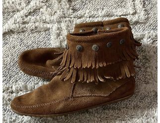 Minnetonka Women’s Double Fringe Booties size 9