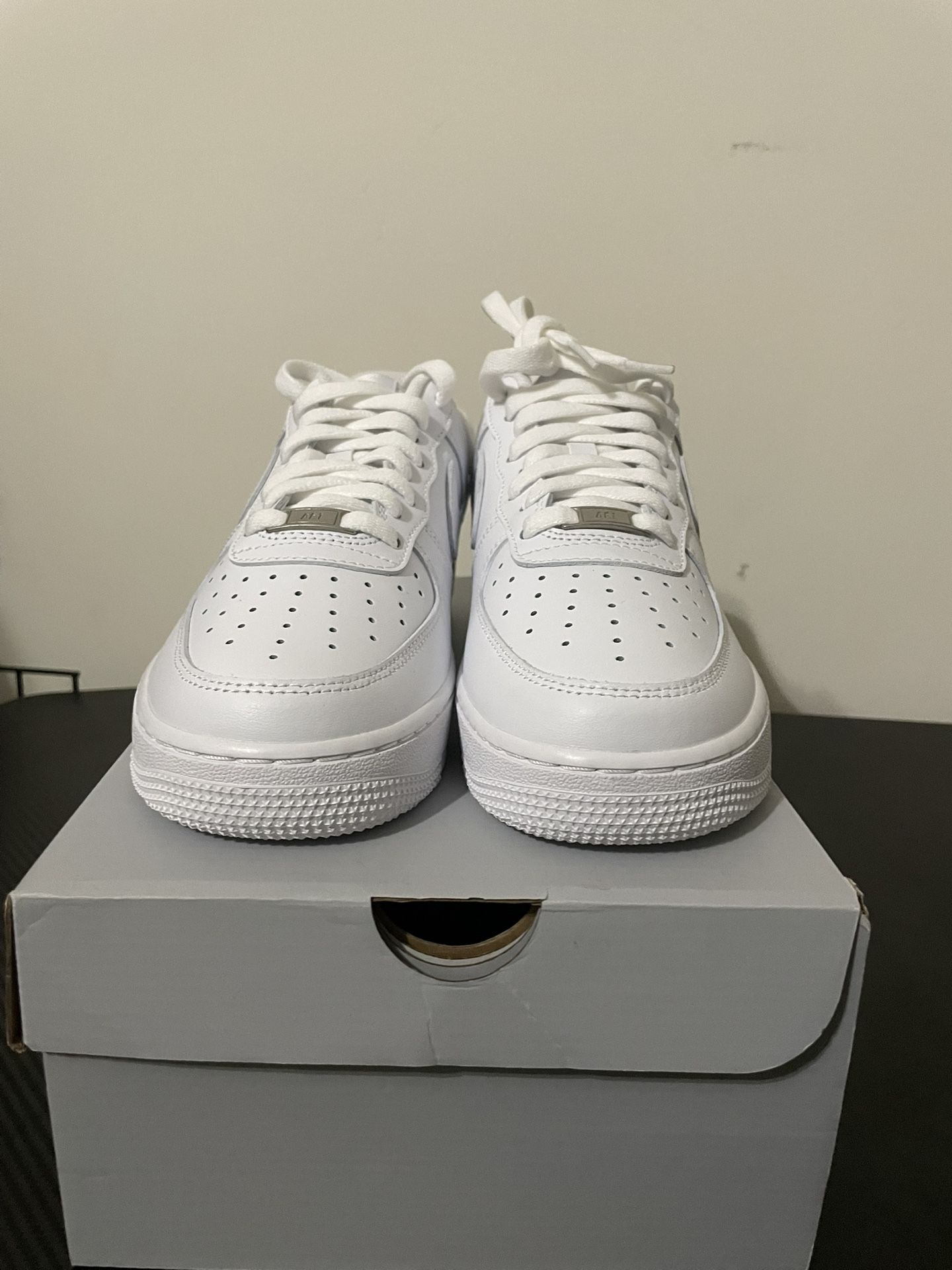 *BRAND NEW* Size 9 NIKE Air Force 1 Comes With Box Shoot Best Offer