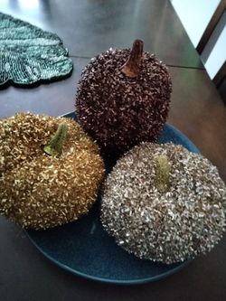 Oso y búcaro con flores $13 ..Centro de mesa de 4 piezas $12