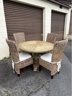 Round dining table