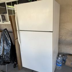 Free Refrigerator (Needs A New Thermostat)